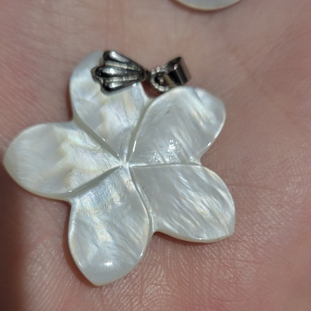 MCM Shell Pendant & Earring Set - Picture 2 of 3